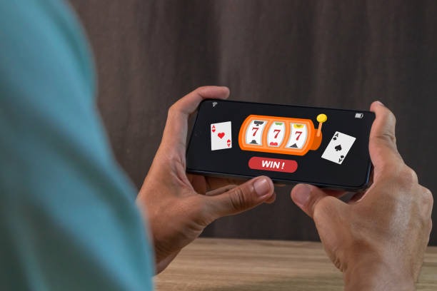 Crash game interface showing multiplier climb and cash-out button